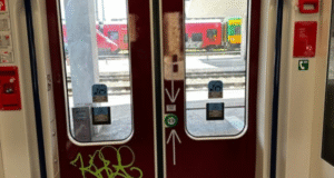 Tren nou vandalizat pe ruta București–Brașov. Ionuț Săvoiu: „Confortul depinde în mare măsură și de gradul de civilizație al unor pasageri” (FOTO)