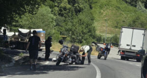 Accident între Poiana Mărului și Șinca Nouă! Motociclist rănit după impactul cu un autocamion (FOTO)