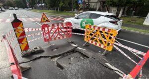 Strada Mihai Viteazul din Brașov s-a surpat în patru locuri în mai puțin de 48 de ore, în urma ploilor! (VIDEO)
