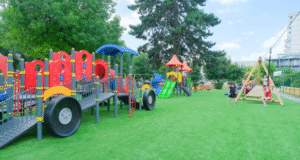 A fost redeschis parcul din Centrul Civic din Brașov! Este primul loc de joacă din România cu gazon artificial pe spumă reciclată