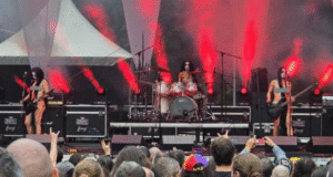 Șoc! Cântărețele unei trupe norvegiene s-au dezbrăcat complet pe scena festivalului rock de la Râșnov