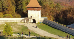 Acces cu bilet la Grădina Cetății Medievale Râșnov și Turnul Báthory, începând din 13 august