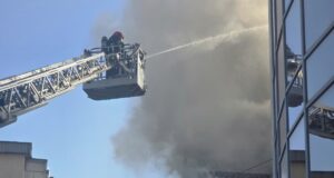 FOTO. Incendiu puternic la o casă din Codlea! Acoperiș mistuit de flăcări, pompierii luptă să oprească focul
