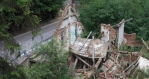 Hanul de la Pietrele lui Solomon, din simbol al Braşovului la ruină. Stă să cadă peste o zonă circulată