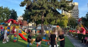 Loc de joacă pentru copii mici, ocupat de adolescenți în Centrul Civic Brașov. Investiția riscă să fie distrusă