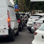 FOTO. Dezastru pe trotuarele din Brașov! Mașini parcate ilegal, pietoni în pericol, poliția lipsește 2 masini parcate aiurea 4