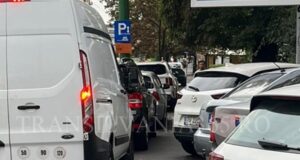 FOTO. Dezastru pe trotuarele din Brașov! Mașini parcate ilegal, pietoni în pericol, poliția lipsește