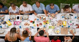 Alba Iulia a intrat, pe 13 septembrie, în Guinness World Records pentru cea mai lungă masă din lume, realizată integral din materiale reciclate