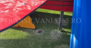 FOTO. Și-au făcut nevoile sub un tobogan din locul de joacă proaspăt inaugurat din Centrul Civic Brașov. Investiție modernă, umbrită de lipsa de educație
