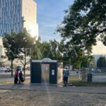 FOTO. Și-au făcut nevoile sub un tobogan din locul de joacă proaspăt inaugurat din Centrul Civic Brașov. Investiție modernă, umbrită de lipsa de educație 4 toaleta brasov