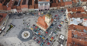 Călătorie în timp printre automobile clasice, în Piața Sfatului, la Retroparada Toamnei