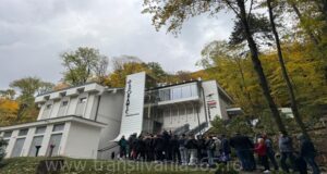 VIDEO Mega aglomerație la telecabina. Sute de oameni s-au înghesuit pentru a urca la Restaurantul Panoramic