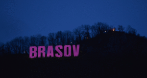 Tâmpa și Primăria Brașov, iluminate în mov de Ziua Mondială a Nașterii Premature