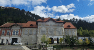 VIDEO. „Cearșaful” de pe Casa de Cultură din Râșnov dispare după 13 ani. Primarul promite începerea lucrărilor în această toamnă