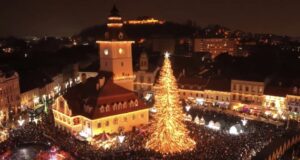 VIDEO, FOTO. S-au aprins luminile în Piața Sfatului din Brașov! Așa arată cel mai frumos brad din România