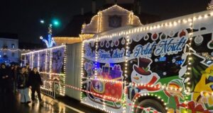 FOTO. Autobuzul lui Moș Crăciun pornește la drum în Brașov. Magie pe roți pentru cei mici, începând cu 1 Decembrie