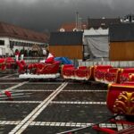 FOTO Ultimele pregătiri în Piața Sfatului: caruselul lui Moș Crăciun e gata de distracție! 1 carusel Mos Craciun 1