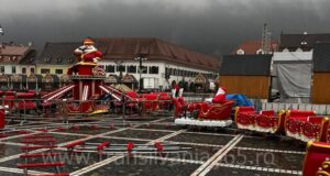 FOTO Ultimele pregătiri în Piața Sfatului: caruselul lui Moș Crăciun e gata de distracție!