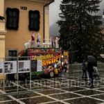 FOTO Ultimele pregătiri în Piața Sfatului: caruselul lui Moș Crăciun e gata de distracție! 2 carusel Piata sfatului