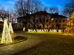Cristianul își pregătește iluminatul festiv pentru sărbătorile de iarnă. Cât costă montarea decorațiunilor luminoase