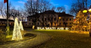 Cristianul își pregătește iluminatul festiv pentru sărbătorile de iarnă. Cât costă montarea decorațiunilor luminoase