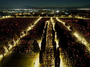 FOTO. Așa arată Cimitirul Municipal din Brașov în această seară! Primarul George Scripcaru a făcut într-un an cât nu a făcut fostul primar în patru 5 f0ac7f4f 630b 499c 8ea0 aa2cb48fbbdf