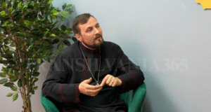 VIDEO. Cum creștem copii fericiți? Lecția părintelui Ciprian Adomnicăi despre valori și timp
