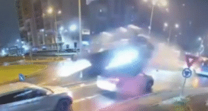 VIDEO. Accident spectaculos în Oradea. O mașină a zburat ca racheta peste un sens giratoriu