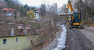 Au început lucrările de consolidare a străzii Cibinului! Reparațiile vor fi finalizate până la sfârșitul anului (FOTO)