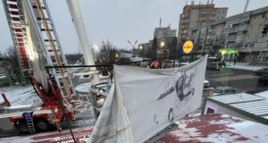Vântul puternic face ravagii în Brașov și Râșnov. Intervenții ISU pentru acoperișuri smulse, copaci căzuți și reclame rupte