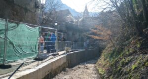 Aleea pietonală din zona Piața Brassai riscă să fie înghițită de pârâul Graft! (GALERIE FOTO)