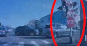VIDEO. Ce spun polițiștii despre accidentul feroviar din Brașov: șoferul autoturismului acroșat a ignorat semnalele