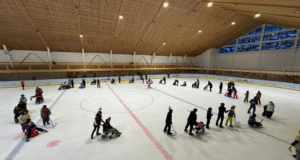 Peste 100 de persoane cu dizabilități s-au prins în horă, de Ziua Unirii, pe Patinoarul de la Cheile Grădiștei