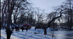 VIDEO Lecție de viață: copil salvat de un indian dintr-un lac înghețat, oglinda unei societăți în derivă