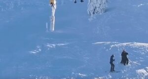 VIDEO Pârtie, nu podium! Turiști surprinși coborând Pârtia Kanzel… cu încălțăminte de oraș