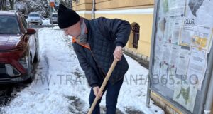 Iarna nu-i ca vara! George Scripcaru, exemplu personal: primarul a pus mâna pe lopată și a curățat trotuarul(VIDEO)
