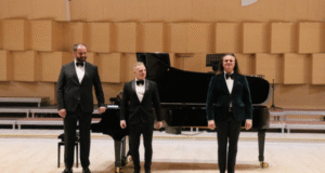 „REVEDERE” – seară de dor, identitate și trăire românească cu Ştefan von Korch, Adrian Mărcan şi Alexandru Burcă la Filarmonica Braşov