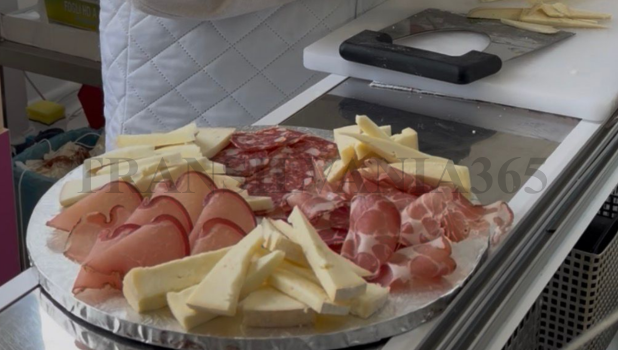 VIDEO. Transilvania 365 dă startul seriei „Antreprenori faini la Brașov”. Debut savuros la Lăptăria lui Giuseppe, cu brânzeturi artizanale produse la Brașov după rețete italiene 6 Laptaria lui Giuseppe 3