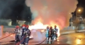 Mașină făcută scrum în Făgăraș. Polițiștii investighează o posibilă incendiere intenționată