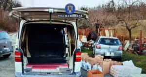 Polițiștii au descins la Râșnov și Bran: mii de țigarete netimbrate și o armă, confiscate