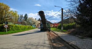 Lucrări la carosabil în Hărman