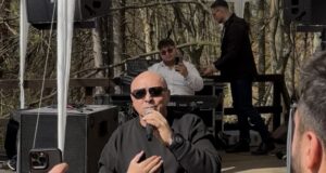 VIDEO. Marcel Pavel a cântat pentru junii din Brașov, la Pietrele lui Solomon. Atmosferă de sărbătoare la tradiționala petrecere