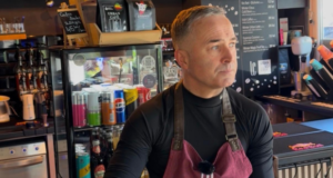 VIDEO. Urban Cafe și secretele unui antreprenor fain. Cum a creat Ovidiu Comaromi o comunitate autentică în Brașov