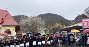 Consulul onorific al Poloniei la Brașov s-a alăturat junilor și a participat la ”aruncarea buzduganului” (FOTO)