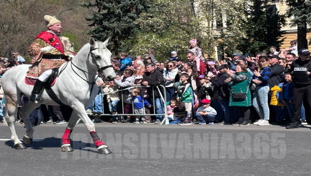 VIDEO, FOTO Sărbătoare în Brașov: Junii au coborât în Cetate! 1 juni2