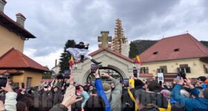 VIDEO. Obicei unic în România! Aruncatul în țol, tradiția spectaculoasă a Junilor din Brașov