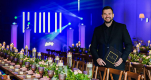 VIDEO. Povestea Alyssa Events & Flowers, la „Antreprenori faini la Brașov”. Au pornit cu flori făcute într-un garaj, iar astăzi organizează sute de evenimente în care emoțiile devin amintiri
