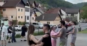VIDEO. Nu toți tinerii stau pe telefon! Cum exersează jocul strămoșesc junii tineri din Brașov