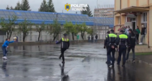 VIDEO. Polițiștii au intrat în școlile din Brașov pentru prevenirea violenței și delincvenței juvenile