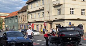 VIDEO, FOTO. Accident spectaculos pe Iuliu Maniu din Brașov! O mașină s-a răsturnat. Intervin mai multe echipaje de Poliție și SMURD